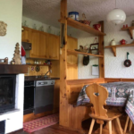 Casa i mirtilli interno salotto e cucina a Folgarida (Val di Sole, Trentino)